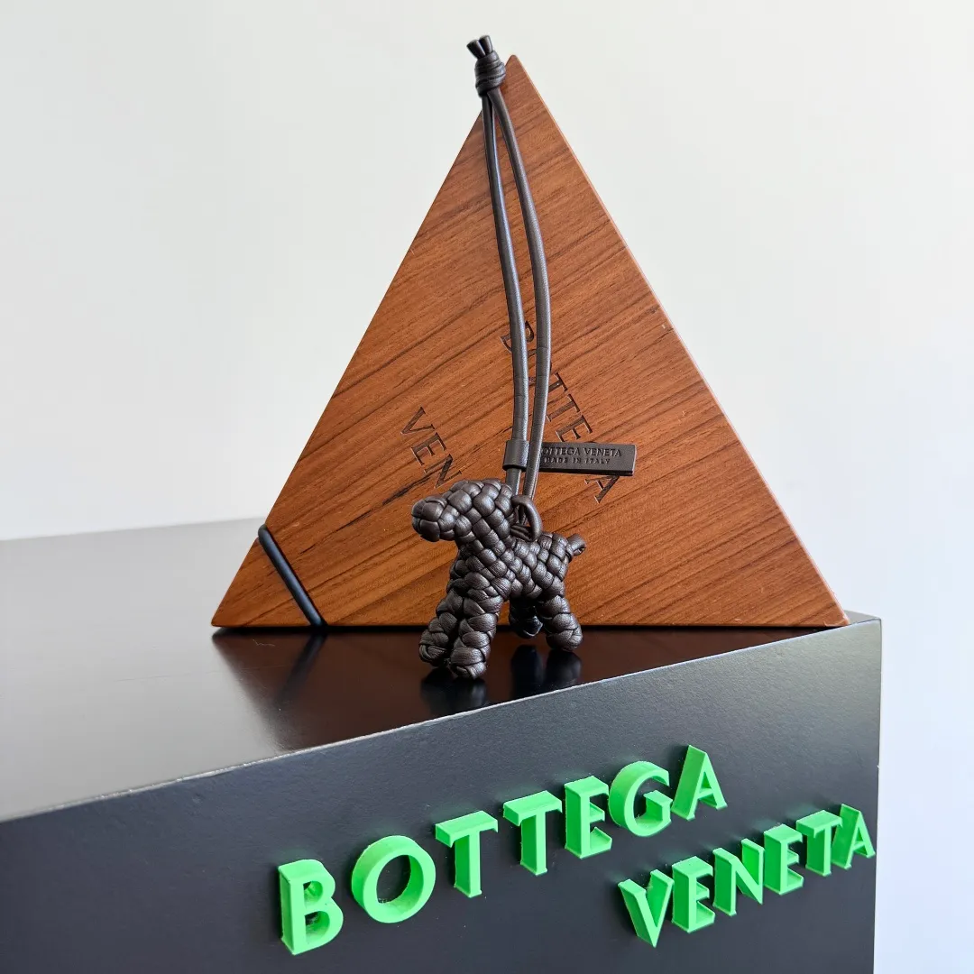 Batch 540 BOTTEGA VENETA2025 new puppy🐕 style pendant Braided puppy is online😎 Leather braided puppy style pendant can be hung on any handbag, and it is as cute, delicate and colorful as it matches with a bag. Cute and cute, it will touch your heart at any time. It can be hung on bags or keychains. Who can resist such a cute puppy? Style number: 807068